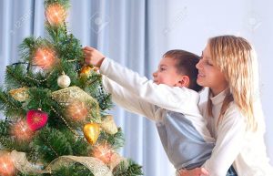16590161-bambini-i-bambini-decorazione-albero-di-natale-happy