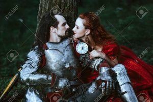 52186043-cavaliere-medievale-con-la-sua-amata-signora-in-abito-rosso