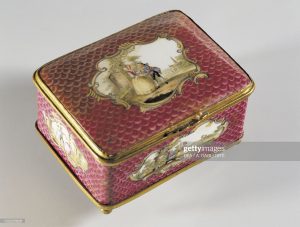 UNSPECIFIED - CIRCA 2002: Ceramics - 18th century. Germany, Meissen porcelain. Snuffbox. Watteau inspired fêtes galantes design, 1760-70. (Photo By DEA / A. DAGLI ORTI/De Agostini/Getty Images)