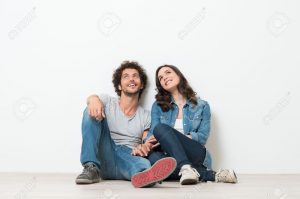 29864191-ritratto-di-felice-giovane-coppia-seduta-sul-pavimento-guardando-pronti-per-il-vostro-testo-o-di-un-